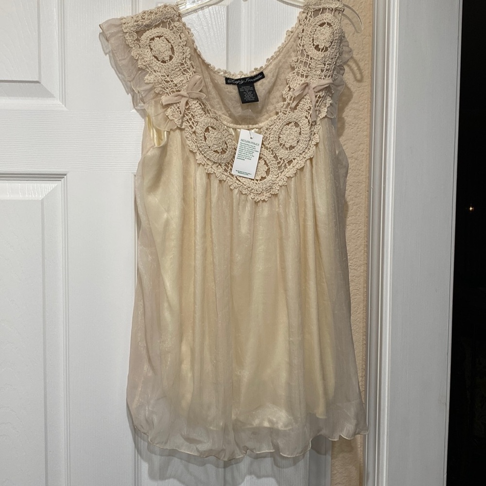 Woman’s sleeveless white dress Size Medium brand new with tags